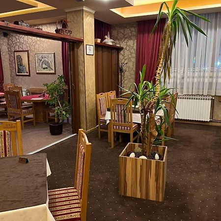 Hotel Dva Goluba Пале Екстериор снимка