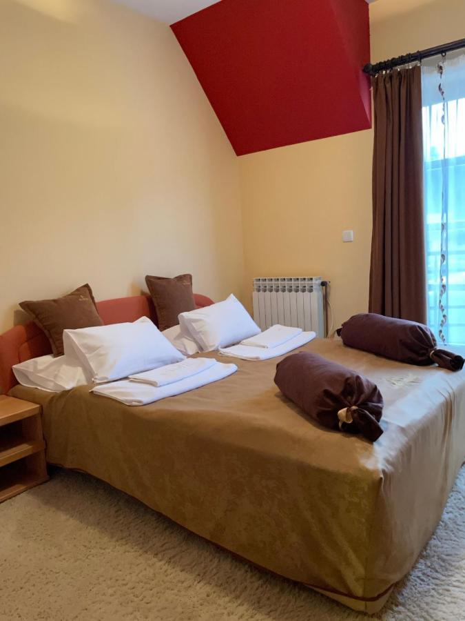 Hotel Dva Goluba Пале Екстериор снимка