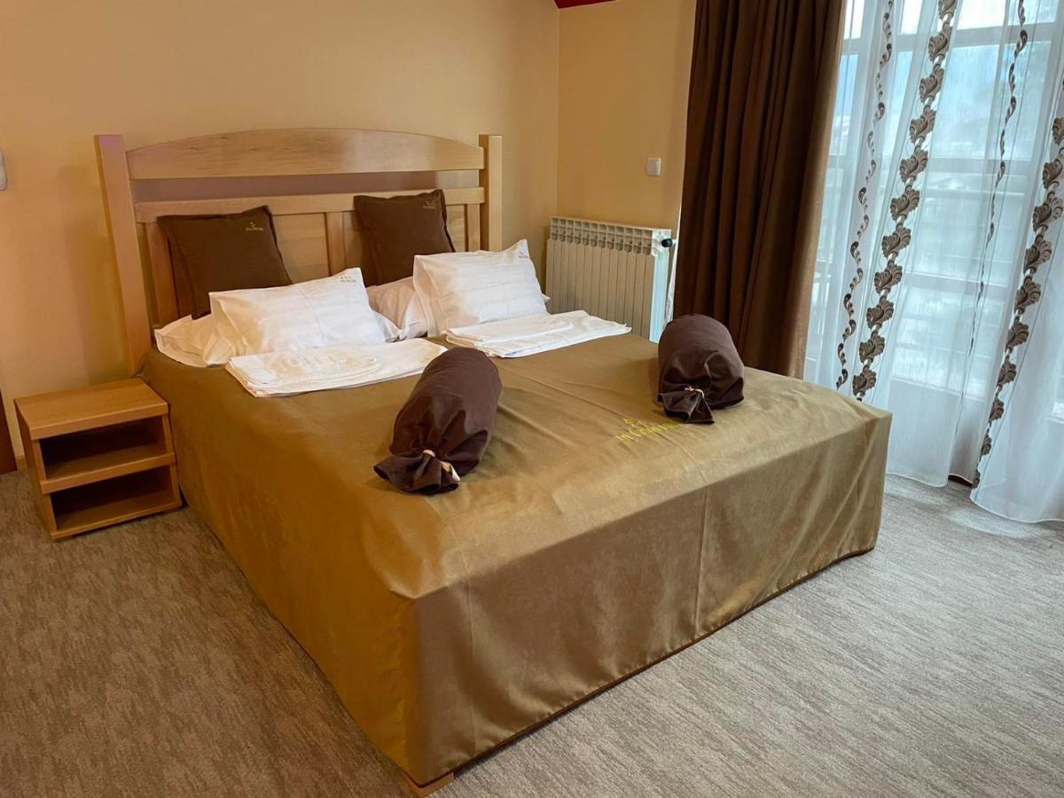 Hotel Dva Goluba Пале Екстериор снимка