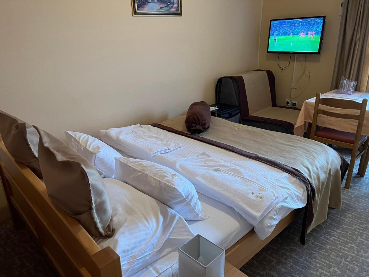 Hotel Dva Goluba Пале Екстериор снимка