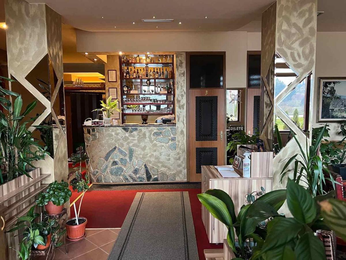 Hotel Dva Goluba Пале Екстериор снимка