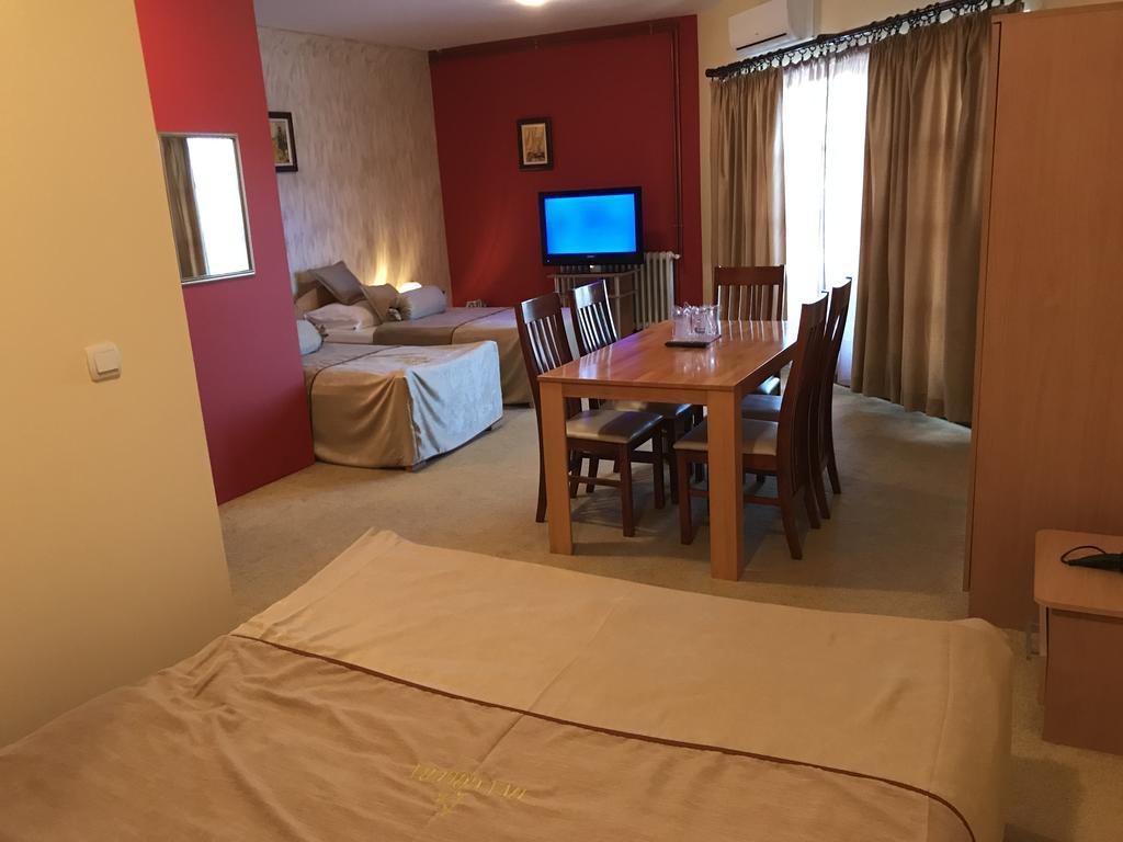 Hotel Dva Goluba Пале Екстериор снимка