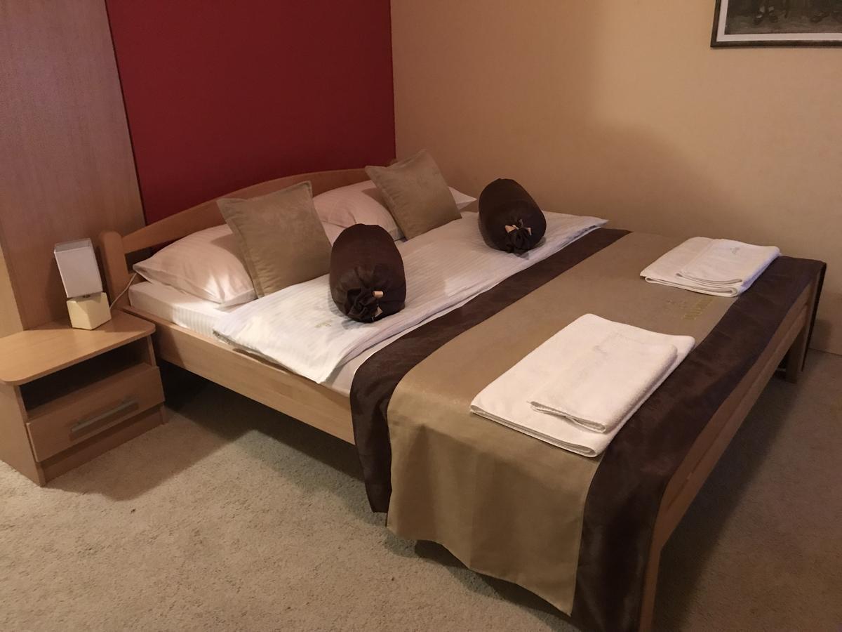 Hotel Dva Goluba Пале Екстериор снимка