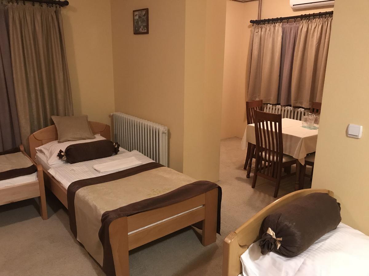 Hotel Dva Goluba Пале Екстериор снимка