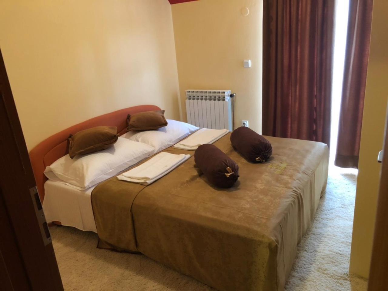 Hotel Dva Goluba Пале Екстериор снимка