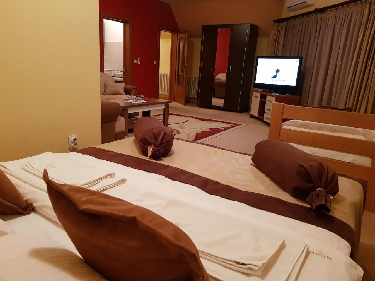 Hotel Dva Goluba Пале Екстериор снимка